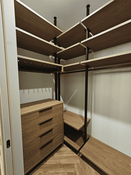 Гардеробная комната с симметричной планировкой