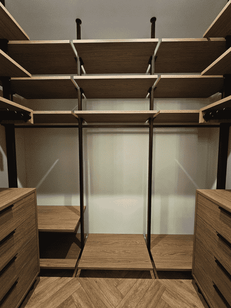 Угловая гардеробная система с выдвижными модулями