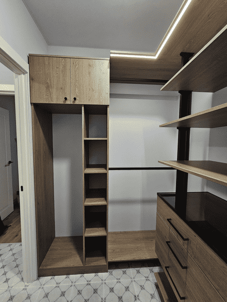 Гардеробная комната с модульной системой хранения
