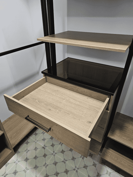 Гардеробная комната с комбинированными зонами хранения