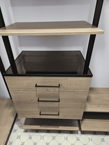 Гардеробная комната с секциями для хранения