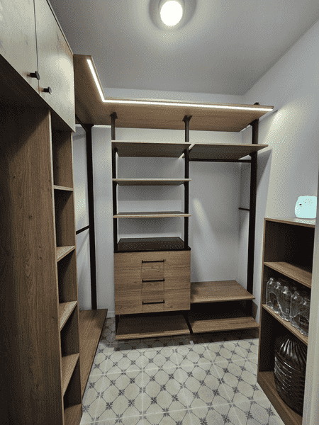 Гардеробная система с открытыми полками и выдвижными ящиками для хранения одежды и аксессуаров. Металлический каркас и ЛДСП обеспечивают надёжность и удобную организацию пространства.