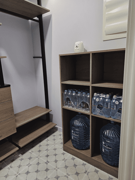 Открытая гардеробная система в современном стиле для квартиры или дома. Регулируемые полки и секции позволяют адаптировать хранение под индивидуальные задачи.