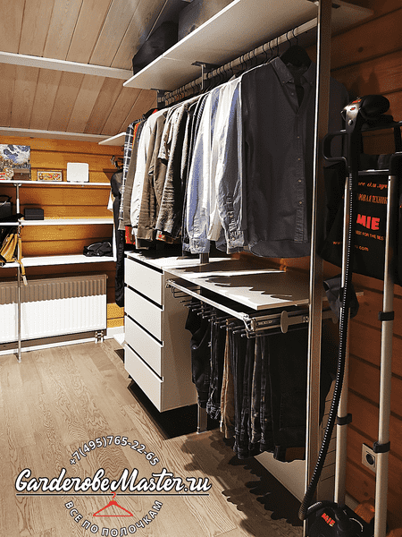Гардеробная система с выдвижными брючницами, штангами для одежды, комодами и верхними полками, адаптированная под наклонный потолок