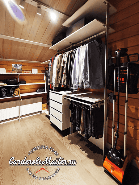 Мансардная гардеробная система с двухуровневыми штангами, выдвижными ящиками и встроенной подсветкой рабочих зон