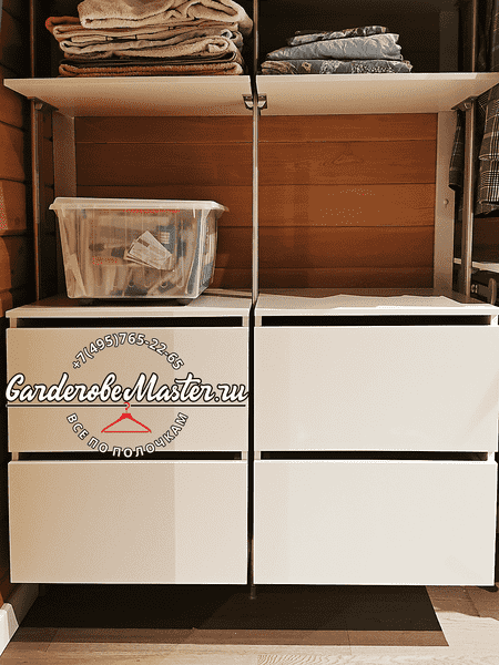 Фрагмент гардеробной системы с подвесными комодами, открытыми полками и аккуратной организацией хранения сложенной одежды