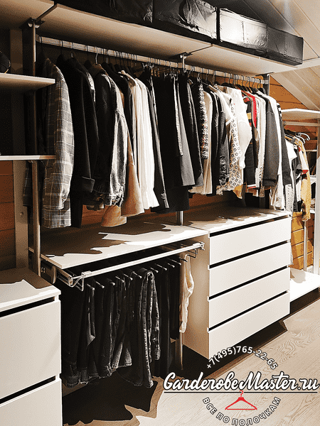 Гардеробная система с штангами для одежды, комодами и многоуровневыми полками для хранения повседневных и сезонных вещей