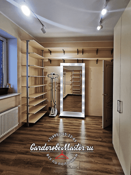 Гардеробная комната с зеркалом и продуманной системой хранения для одежды и обуви. Решение экономит место и создаёт удобный доступ ко всем вещам.