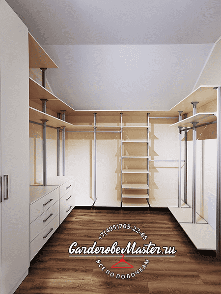 Гардеробная система с металлическими стойками и корпусными элементами на заказ. Обеспечивает прочность конструкции и гибкость планировки.