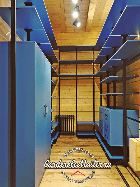 Гардеробная комната в деревянной отделке с открытыми полками и ящиками. Идеальна для хранения одежды, текстиля и сезонных вещей.