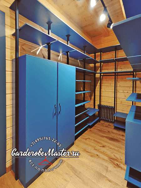 Модульная гардеробная система с корпусными ящиками и полками. Позволяет организовать хранение одежды, обуви и аксессуаров в одном пространстве.