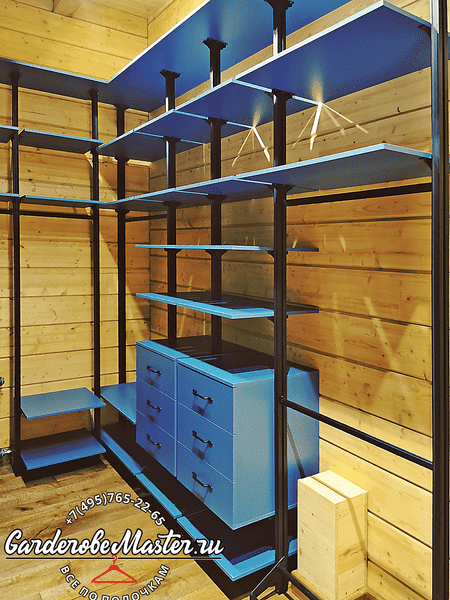 Гардеробная комната с акцентом на эргономику и порядок хранения. Подходит для индивидуального проекта гардеробной системы на заказ.