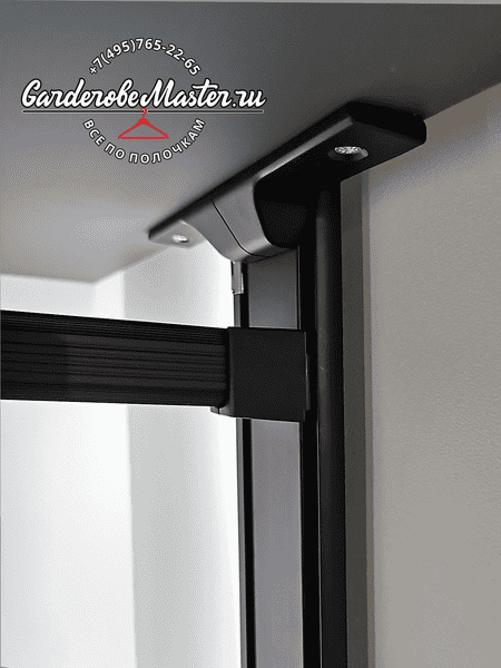 Узел крепления гардеробной системы с металлической стойкой, потолочным фиксатором и регулируемым соединением элементов
