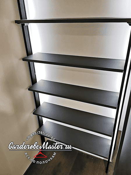 Обувной стеллаж гардеробной системы с 5 металлическими полками и встроенной вертикальной подсветкой