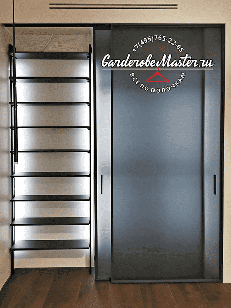 Раздвижные двери для гардеробной с матовыми стеклянными фасадами и алюминиевым профилем, скрывающие внутреннюю систему хранения