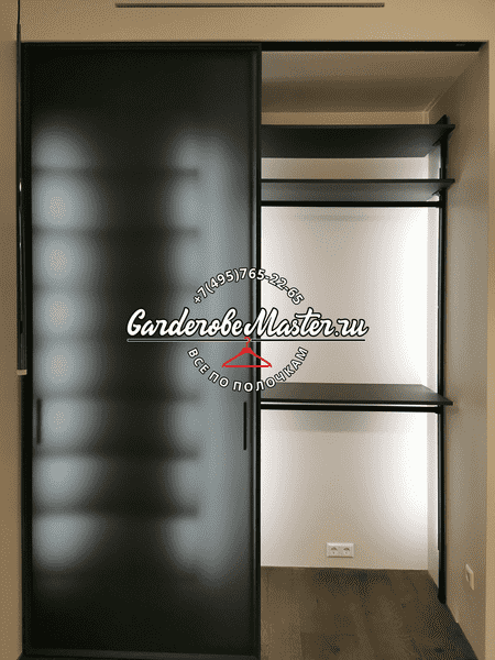 Раздвижные двери гардеробной с комбинированным заполнением и интегрированной подсветкой внутреннего пространства