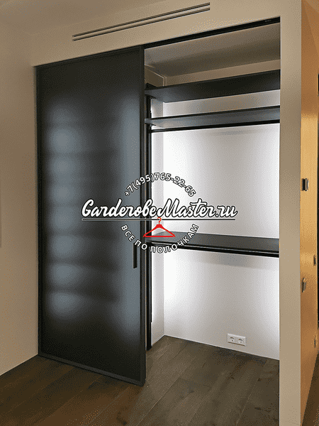 Раздвижные двери для гардеробной с матовым стеклом и алюминиевым профилем, внутренняя система хранения с полками и штангой для одежды, встроенная подсветка зоны хранения