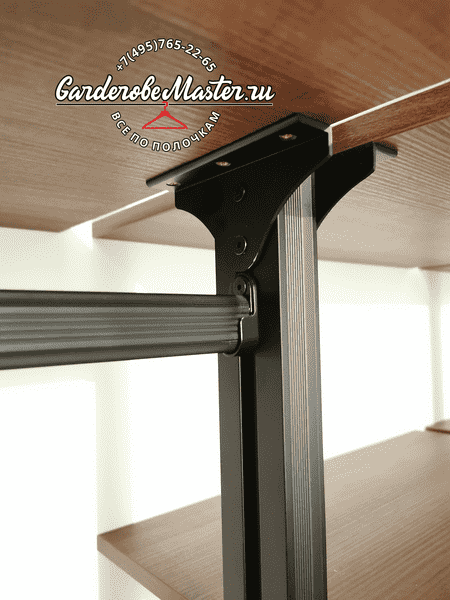 Гардеробная система с металлическим каркасом и деревянными полками для хранения одежды и аксессуаров. Гардеробная комната на заказ с выдвижными ящиками и продуманной эргономикой.