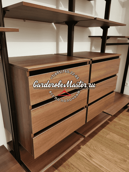 Современная гардеробная система с открытыми полками и комодами для удобного хранения вещей. Гардеробная комната выполнена на заказ с акцентом на функциональность.