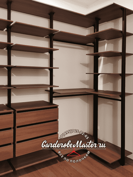 Гардеробная система с модульными элементами и вместительными ящиками для хранения. Гардеробная комната на заказ с возможностью гибкой планировки.