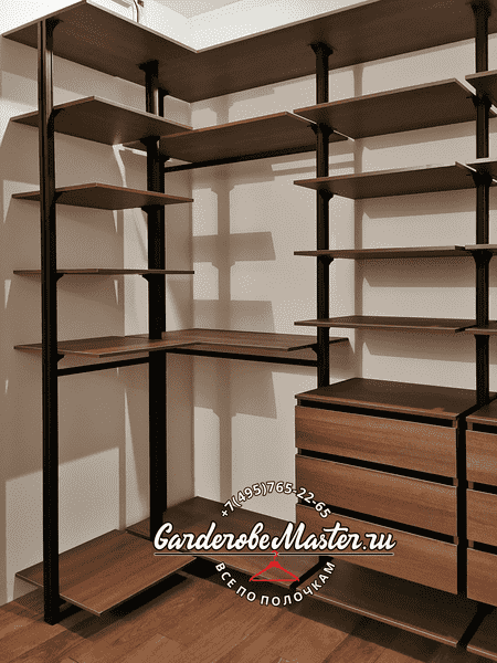 Открытая гардеробная система с полками и штангами для одежды повседневного использования. Гардеробная комната с рациональным использованием пространства.