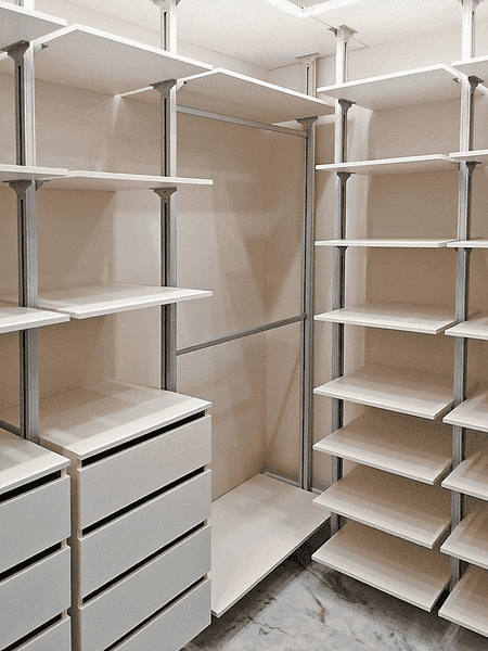 Гардеробная система в современном стиле с комодом и полками разной глубины. Гардеробная комната на заказ с акцентом на аккуратное хранение.