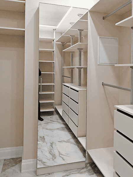 Гардеробная система с прочным каркасом и деревянными элементами для хранения вещей. Гардеробная комната на заказ для упорядоченного пространства.