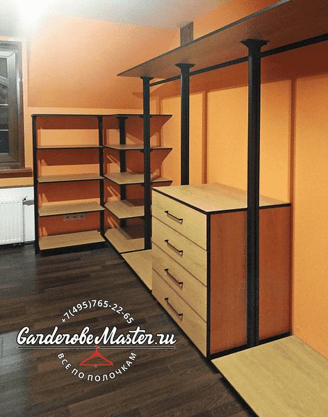 Минималистичная гардеробная система с полками и выдвижными ящиками. Гардеробная комната с удобной организацией хранения одежды и обуви.