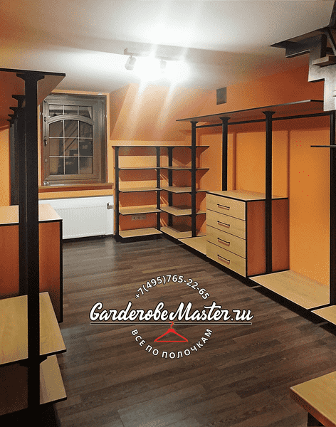 Гардеробная система с металлическим каркасом и подсветкой, продуманная планировка для хранения одежды и обуви. Гардеробная на заказ с полками, ящиками и штангами для удобной организации пространства.