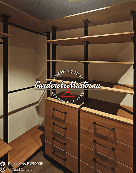 Узкая гардеробная комната с гардеробной системой на металлических стойках и встроенной LED-подсветкой. Рациональное хранение одежды в квартире с индивидуальным проектом.