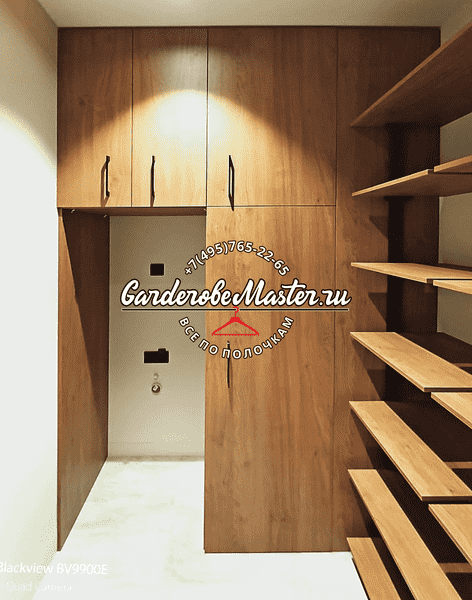 Функциональная гардеробная система с выдвижными ящиками и полками из ЛДСП под дерево. Гардеробная на заказ для аккуратного хранения вещей и аксессуаров.