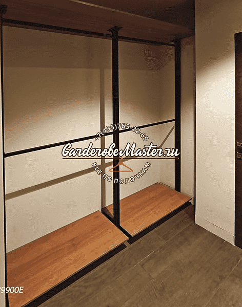 Гардеробная система с нижними модулями и штангами для одежды, оптимальная планировка под размеры помещения. Практичное решение для хранения одежды на заказ.