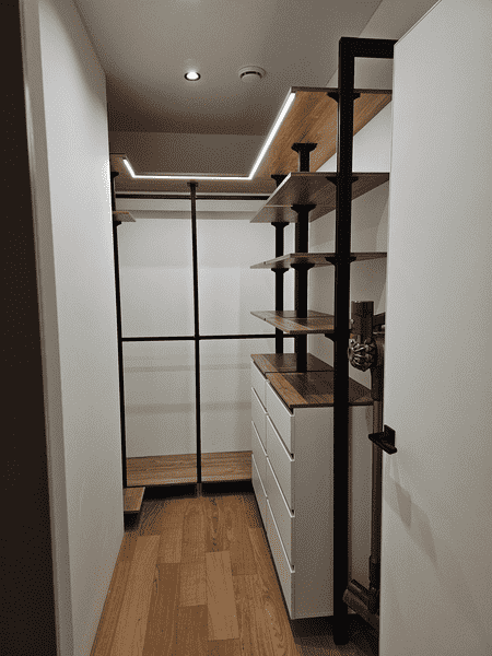 Гардеробная на заказ с сочетанием открытых полок и закрытых модулей, встроенная подсветка по периметру. Удобная система хранения для одежды и обуви.