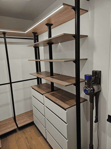 Современная гардеробная комната с модульной системой хранения и деревянными полками. Индивидуальный проект гардеробной системы для дома.