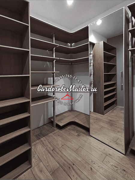 Гардеробная система с зеркальной перегородкой, угловой планировкой и полками для хранения одежды и обуви