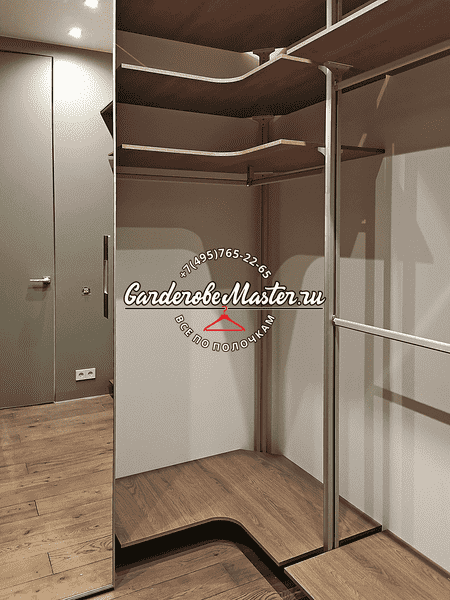 Угловая гардеробная комната с металлическим каркасом, штангами для одежды и полками под хранение