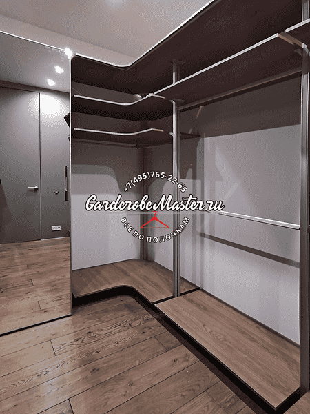 Открытая гардеробная комната с угловыми полками, штангами и системой хранения для одежды