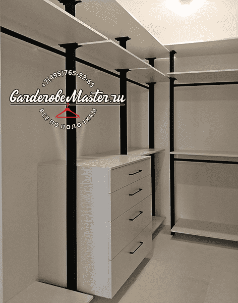 Гардеробная система с комодом и полками, удобное хранение одежды и аксессуаров