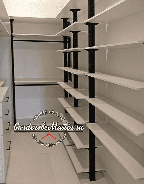 Гардеробная комната с открытыми полками и штангами для повседневного хранения вещей