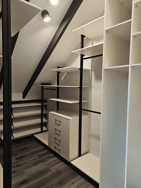 Гардеробная система для мансарды с адаптацией под скат крыши и модульным хранением