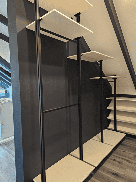 Гардеробная система в мансарде с открытыми модулями и полками. Индивидуальный проект гардеробной системы на заказ для сложной геометрии помещения.