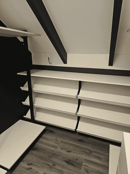 Гардеробная система с пониженной высотой и вместительными полками. Рациональная планировка гардеробной комнаты под скатной крышей.