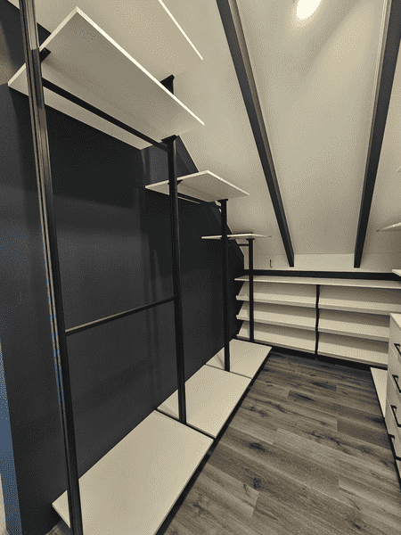 Современная гардеробная комната с черными стойками и белыми полками. Гардеробная система на заказ с акцентом на минимализм и эргономику.