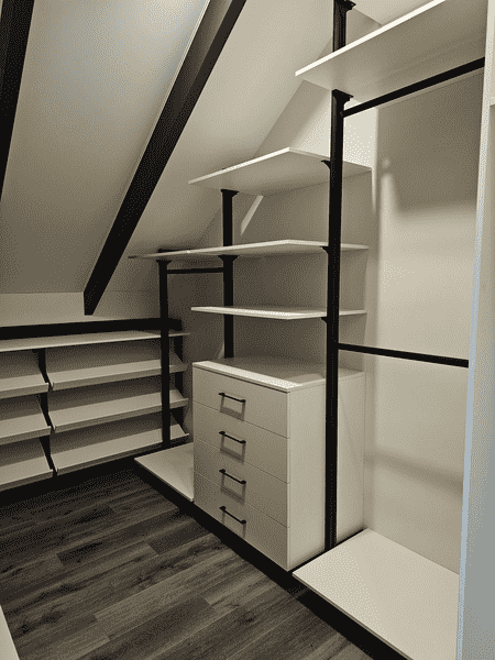 Гардеробная система с выдвижными ящиками и открытыми полками. Функциональное хранение вещей в гардеробной комнате.