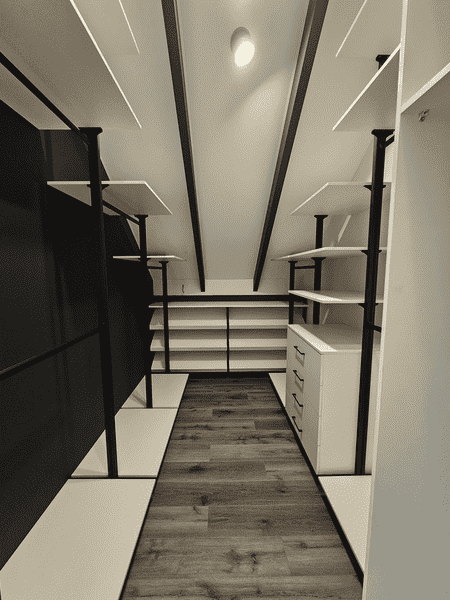 Гардеробная система с центральным проходом и полками по периметру. Удобная планировка гардеробной комнаты для квартиры.