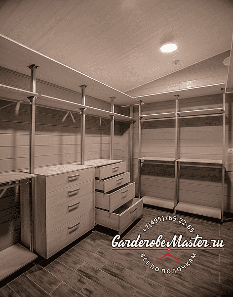 Гардеробная система с ящиками и металлическим каркасом. Современное решение хранения в гардеробной комнате.