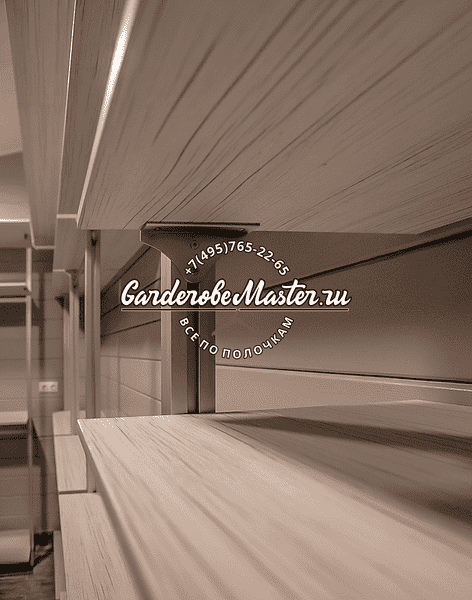 Деталь гардеробной системы: полки и стойки крупным планом. Качественные материалы и точная подгонка элементов гардеробной.