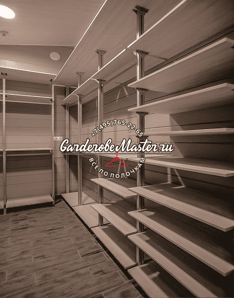 Гардеробная система с открытыми секциями и вместительными полками. Гардеробная комната на заказ для аккуратного хранения.