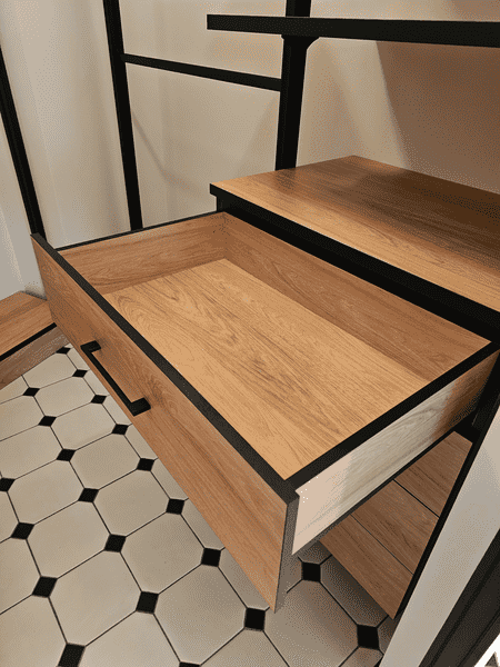 Выдвижной ящик в гардеробной системе из натуральных материалов. Продуманная эргономика и удобство использования гардеробной.