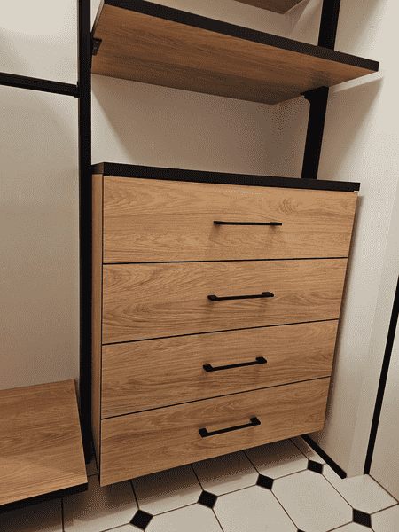 Гардеробная система в современном стиле с металлическим каркасом и полками под потолок. Рациональная планировка гардеробной комнаты для хранения одежды и обуви.